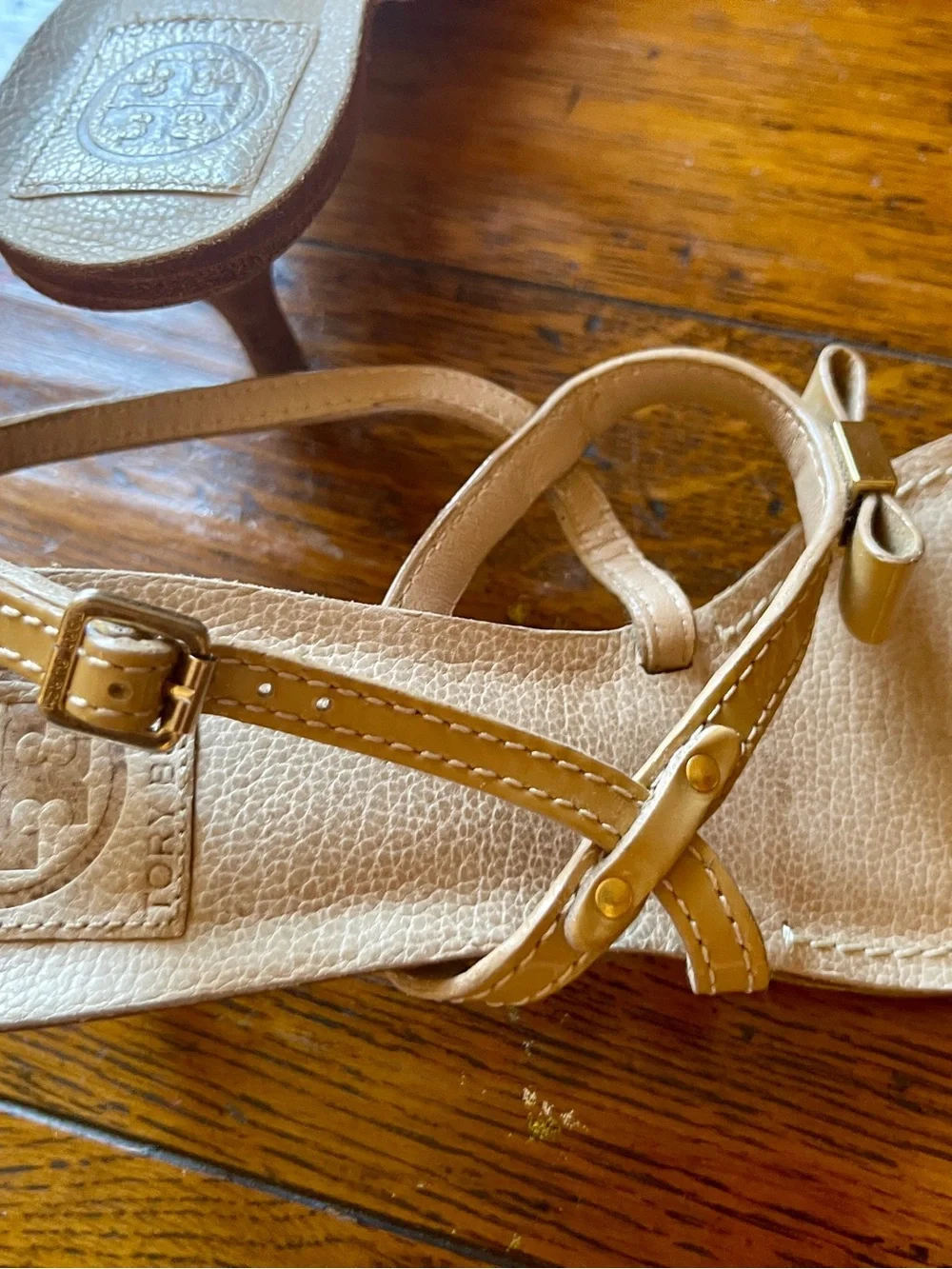 Tory Burch Tan Bow Logo T-Strap Sandals 9.5
